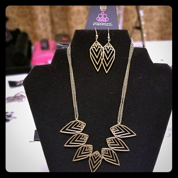 Paparazzi necklace and earring set. (Bronze color) - Picture 1 of 1